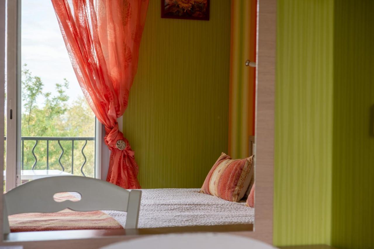 Aux Tauzins Hotel Montfort-en-Chalosse ภายนอก รูปภาพ