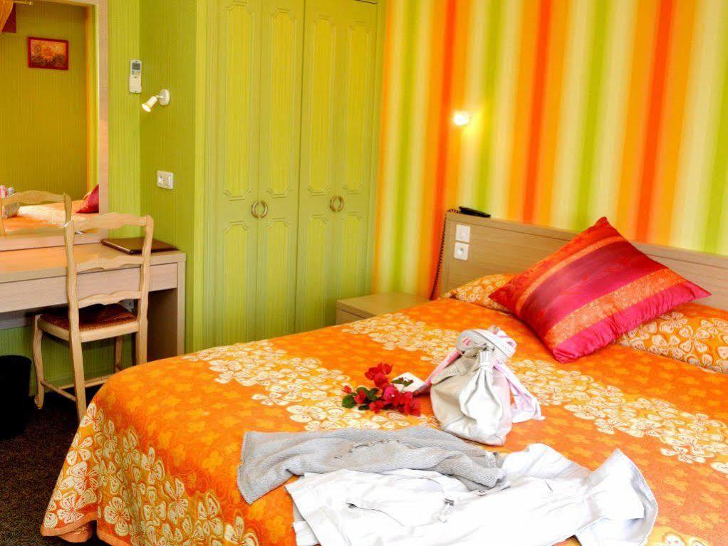 Aux Tauzins Hotel Montfort-en-Chalosse ภายนอก รูปภาพ