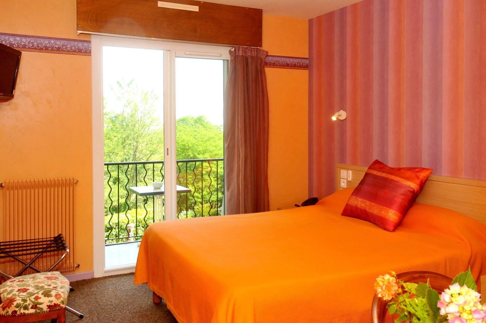 Aux Tauzins Hotel Montfort-en-Chalosse ภายนอก รูปภาพ