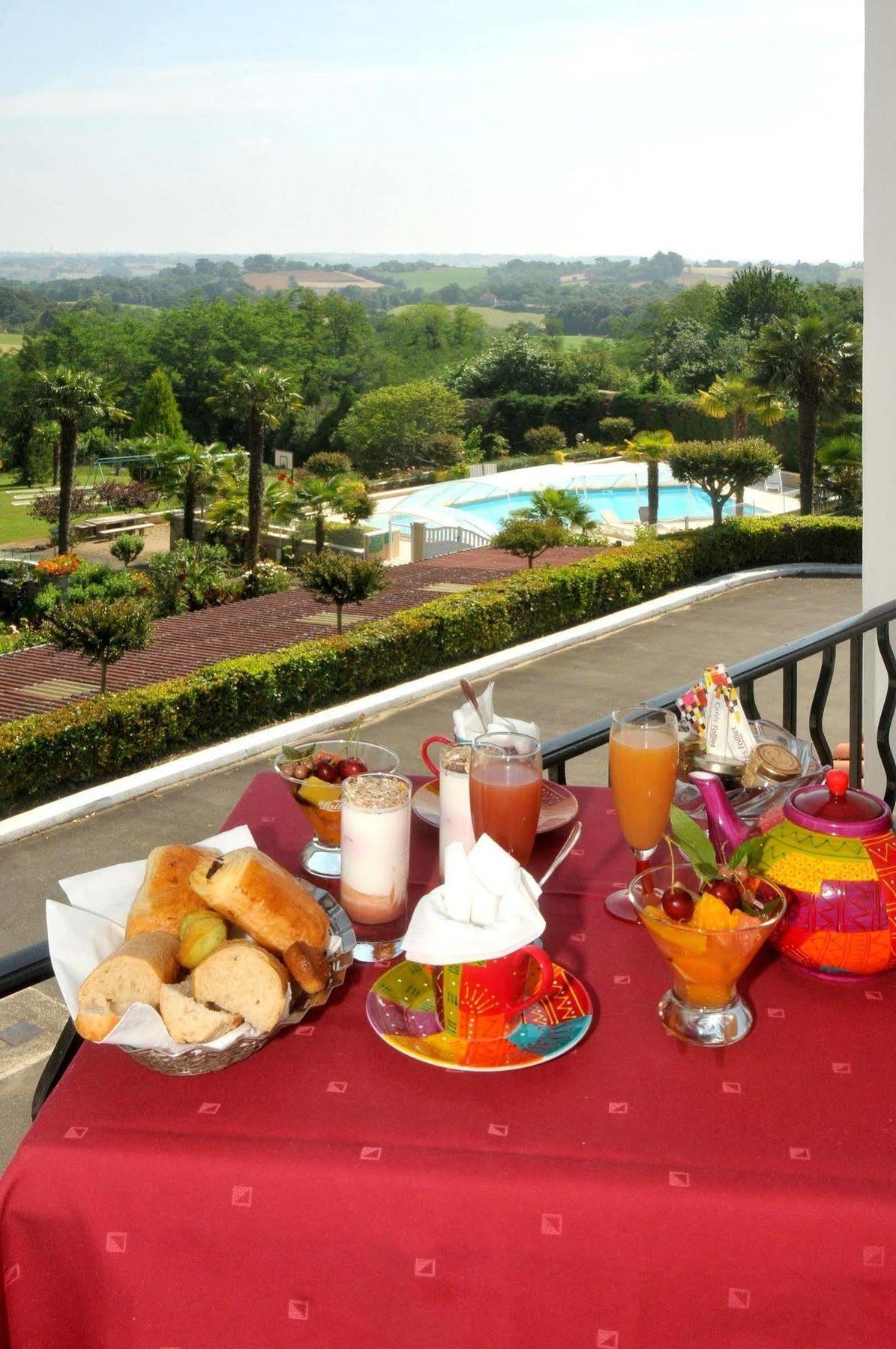 Aux Tauzins Hotel Montfort-en-Chalosse ภายนอก รูปภาพ