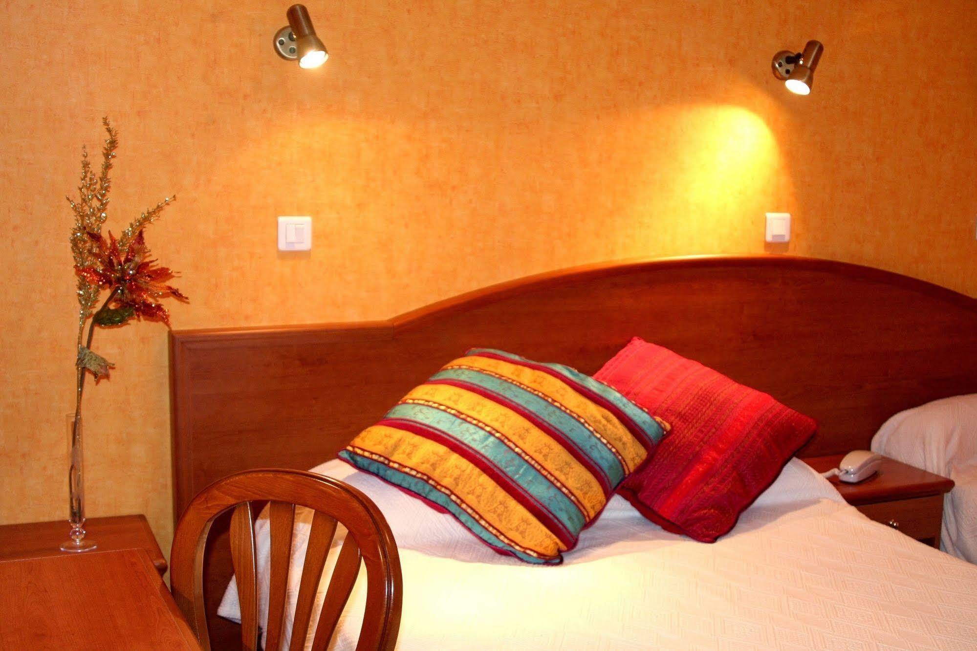 Aux Tauzins Hotel Montfort-en-Chalosse ภายนอก รูปภาพ